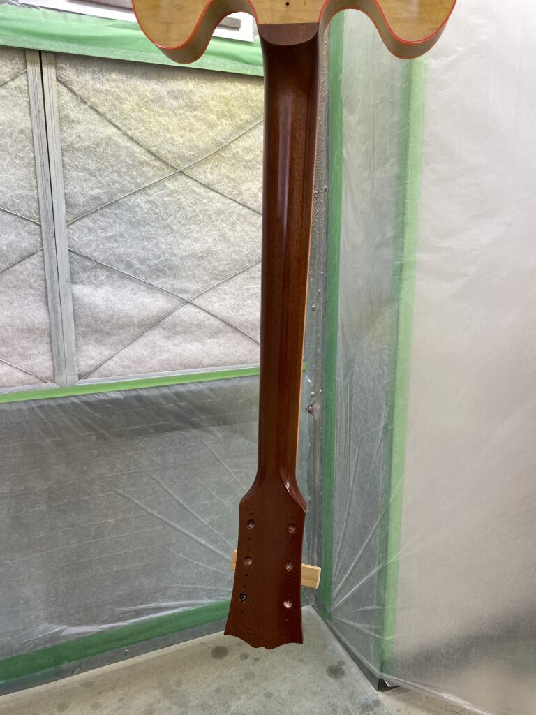 ネックにブラウン塗り