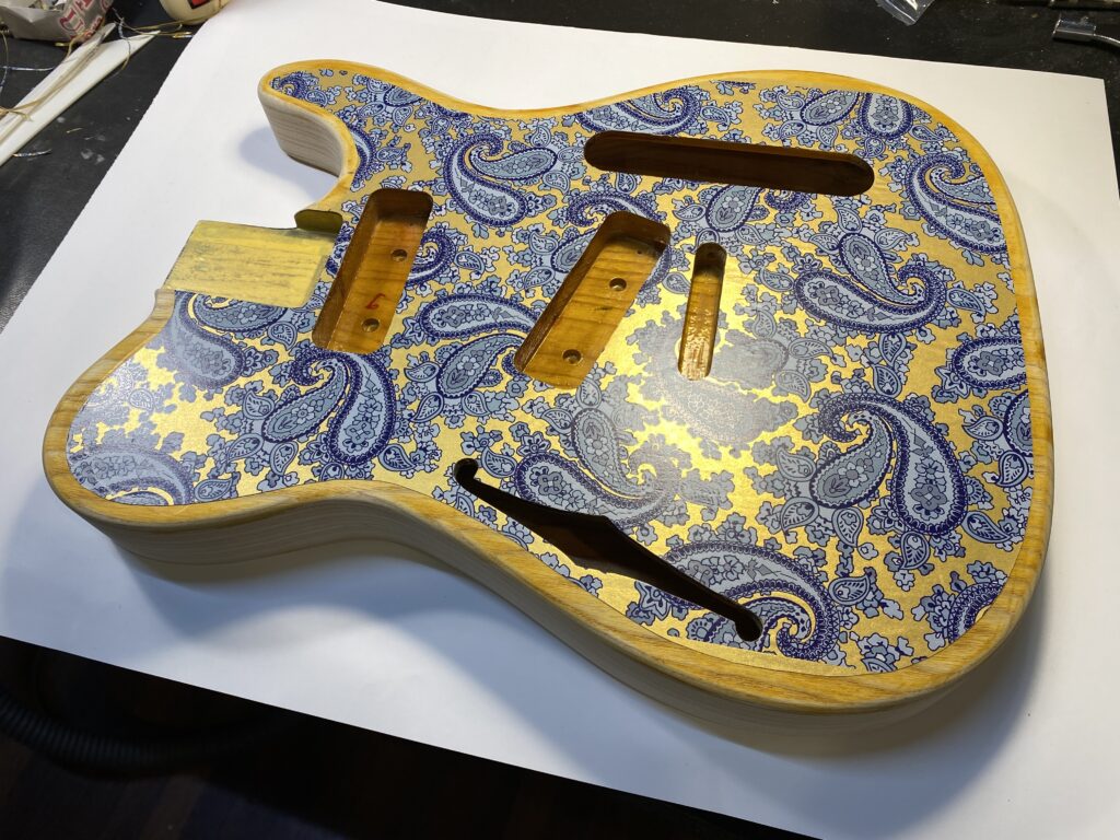 ペイズリー壁紙貼り