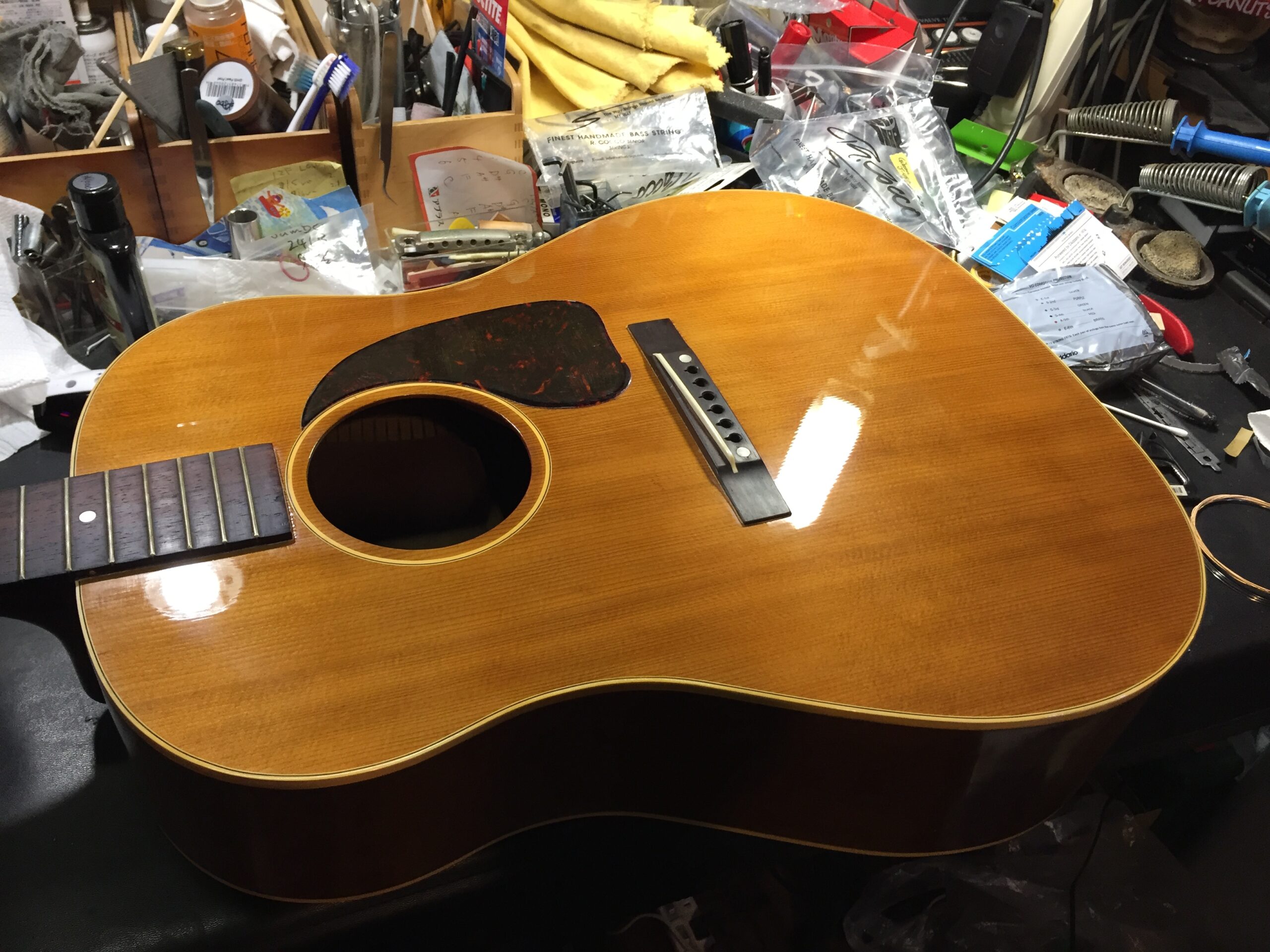 40年代のGibson J-45ブリッジをオリジナルサイズに+トップ